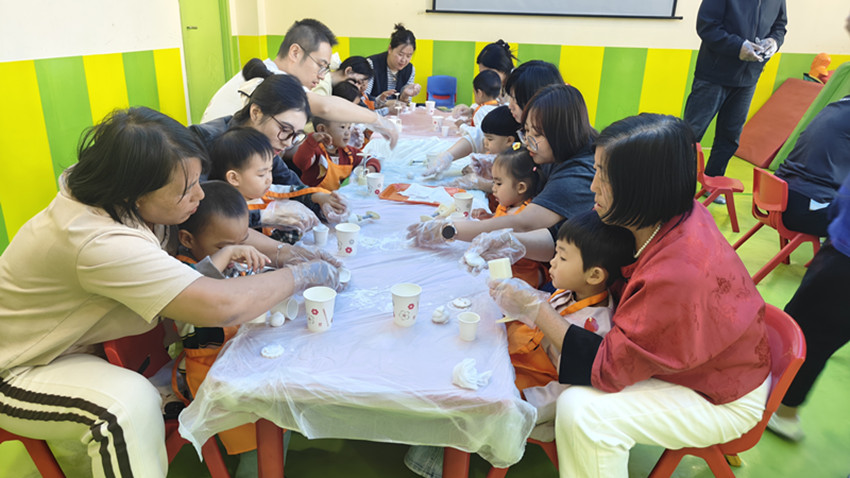 西城街道新天地社区“情满中秋 欢度国庆”亲子活动照片2_副本.jpg