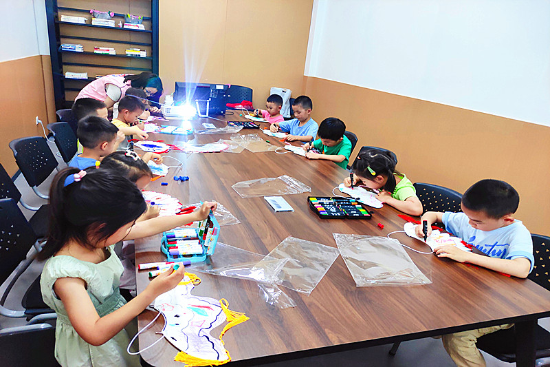 江苏省南京市江北新区顶山街道珍珠路社区关工委开展“非遗润童心,巧手绘云肩” 活动.jpg