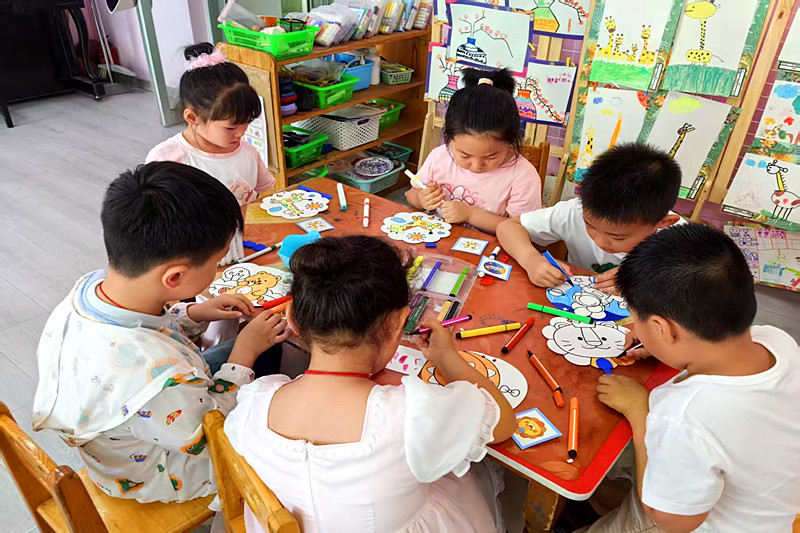 江苏省南京市栖霞区栖霞街道栖化新村社区开展“巧手绘萌宠，扇舞趣童年”少儿活动(1).jpg