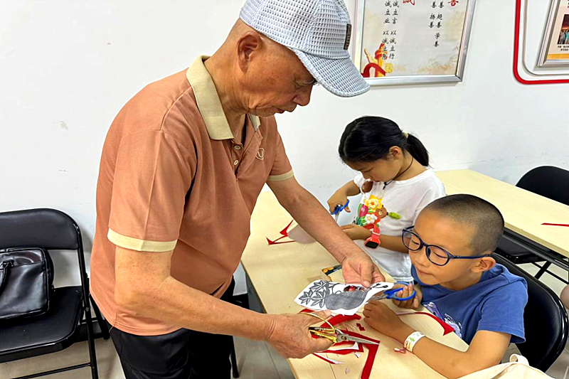 江苏省南京市秦淮区月牙湖街道金泰社区关工委开展“红色剪纸忆初心” 手工剪纸活动(2).png