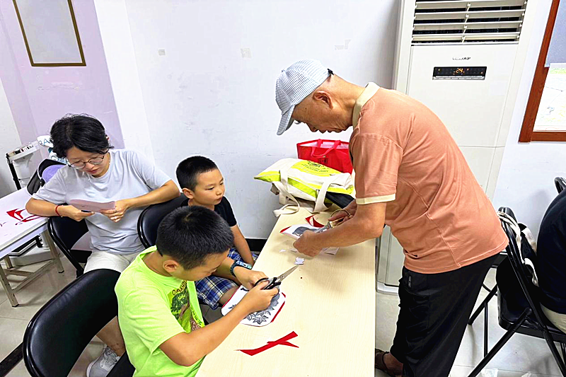 江苏省南京市秦淮区月牙湖街道金泰社区关工委开展“红色剪纸忆初心” 手工剪纸活动(3).png