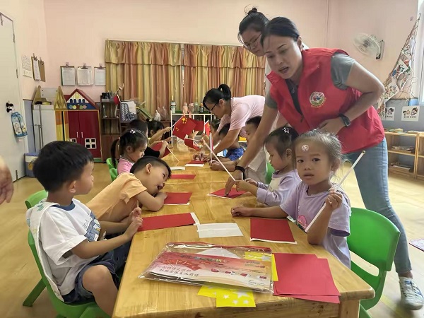 9月25日，柳南区银山街道航鹰社区关工小组开展“童心巧手同筑爱国梦”创意儿童手工主题活动（黄莉）.jpeg