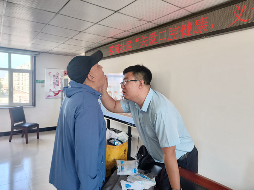 东城街道英河社区关爱口腔健康，义诊温暖同行活动照片4_副本.jpg