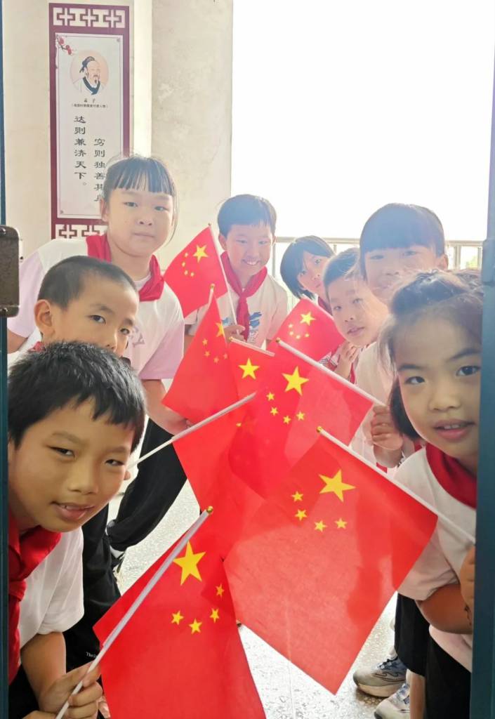 图12 我和国旗合个影，定格最美中国红.jpg