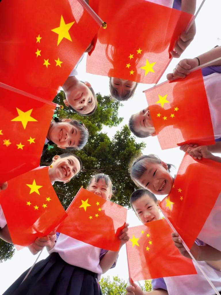 图15 我和国旗合个影，定格最美中国红.jpg