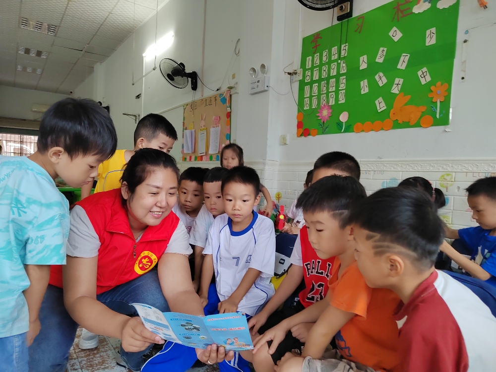 10月9日，广西柳州市鱼峰区蟠龙社区关工小组开展防溺水安全教育宣传活动。2.jpg