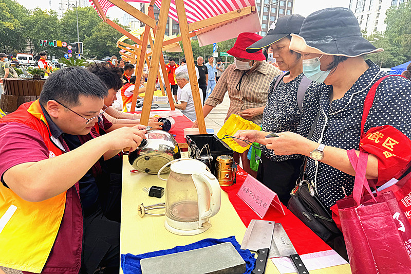 江苏省南京市玄武区大影壁社区关工委举办“迎国庆 贺中秋”主题志愿服务活动(3).jpg