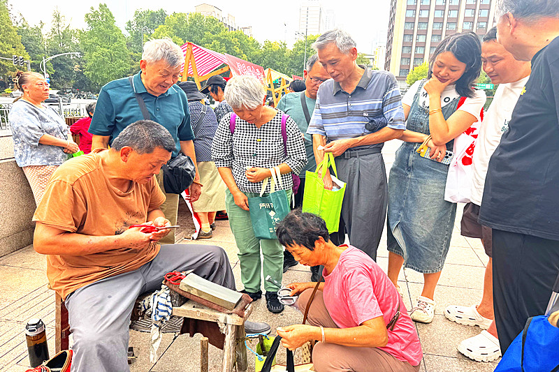 江苏省南京市玄武区大影壁社区关工委举办“迎国庆 贺中秋”主题志愿服务活动(4).jpg