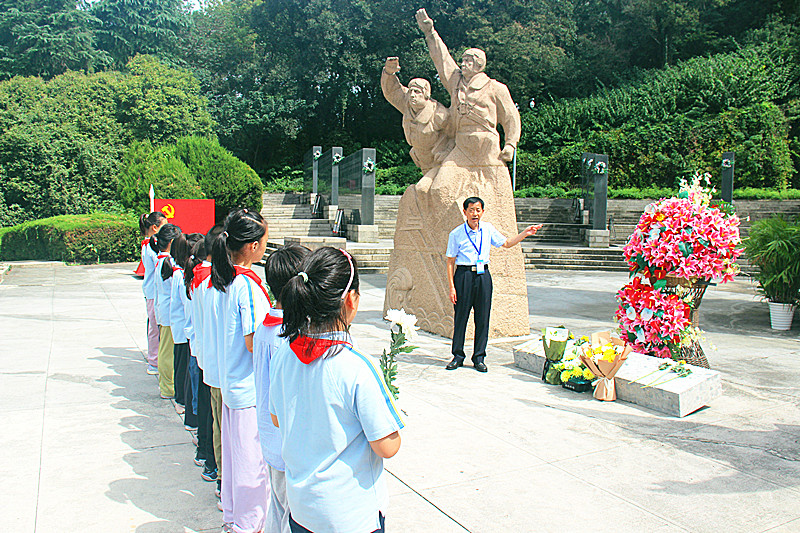 玄武湖街道关工委联合组织樱花小学学子开展“烈士纪念日”主题活动(1).jpg
