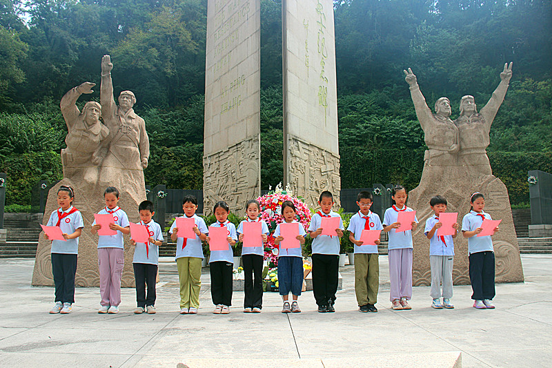 玄武湖街道关工委联合组织樱花小学学子开展“烈士纪念日”主题活动(2).jpg