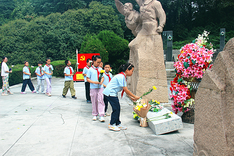 玄武湖街道关工委联合组织樱花小学学子开展“烈士纪念日”主题活动(3).jpg