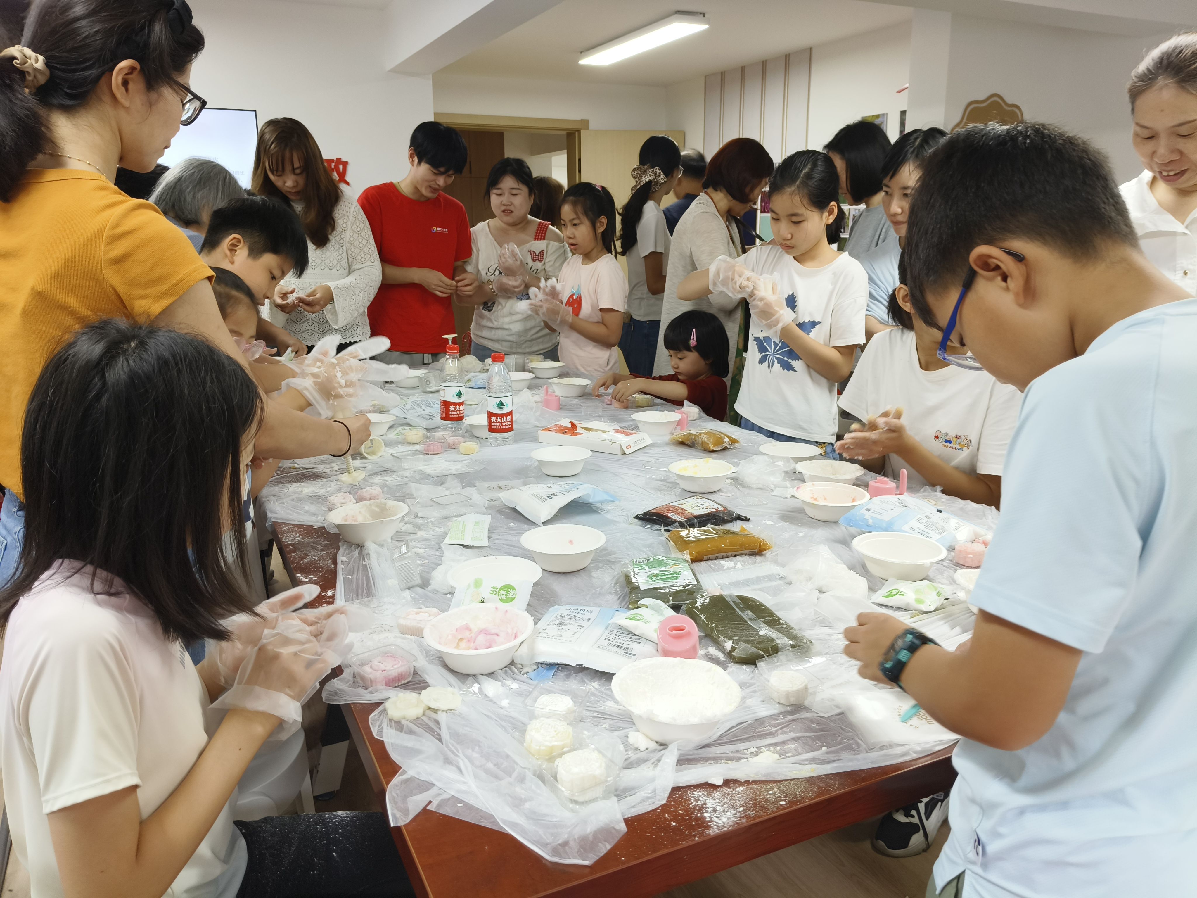 江苏省南京市秦淮区秦虹街道枫丹白露社区关工委开展冰皮月饼DIY活动.jpg