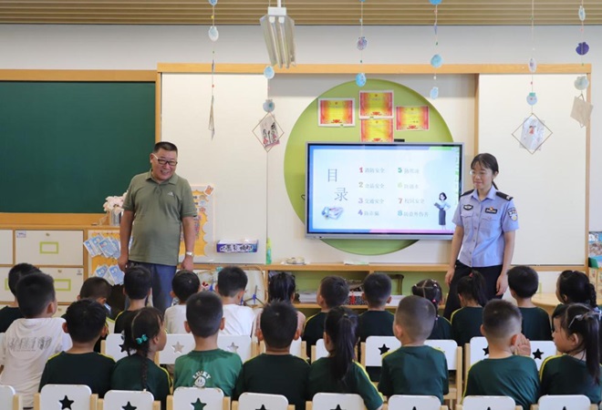 区公安局关工委：法治护航开学季 “警”彩关爱伴成长.jpg