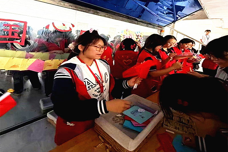 江苏省南京市六合区中等专业学校关工委举办“喜迎国庆，盛世中华”主题实践活动(1).jpg