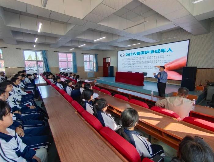 1760133988997697.jpg 黑龙江省齐齐哈尔市拜泉县检察院关工委开展“法治副校长进校园,为青春划好法律边界”活动2.jpg