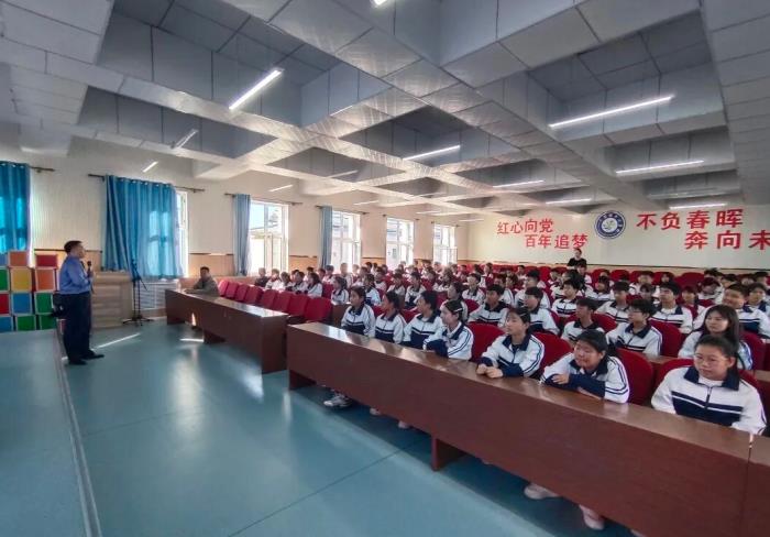 1760134026298786.jpg 黑龙江省齐齐哈尔市拜泉县检察院关工委开展“法治副校长进校园,为青春划好法律边界”活动3.jpg