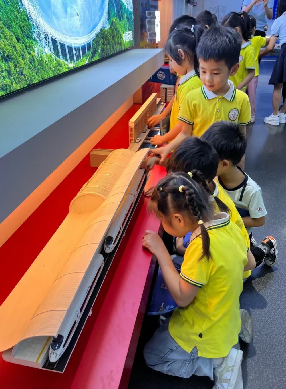 10月11日，广西壮族自治区柳州市鱼峰区天湖社区关工小组联合幼儿园开展“萌娃探秘钢铁世界，种下工业启蒙种子”研学活动2.jpg
