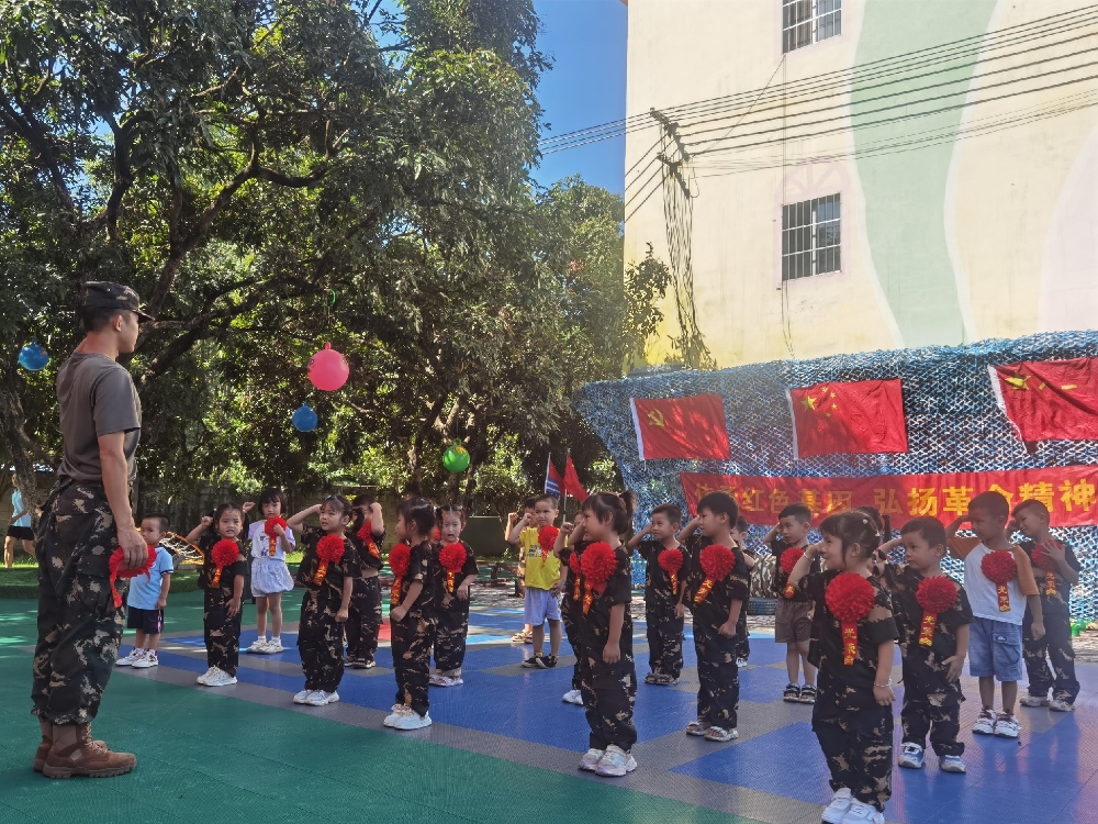 2025年10月11日，广西柳州市鱼峰区蟠龙社区关工小组开展“童心筑国防，共绘迷彩梦”国防教育进校园活动 (2).jpg