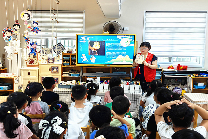 江苏省南京市鼓楼区凤凰街道凤凰西街社区开展“童行动 乐成长”中秋主题手工活动(1).jpg