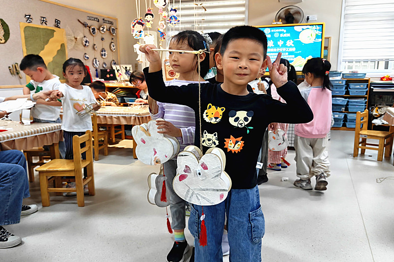 江苏省南京市鼓楼区凤凰街道凤凰西街社区开展“童行动 乐成长”中秋主题手工活动(3).jpg