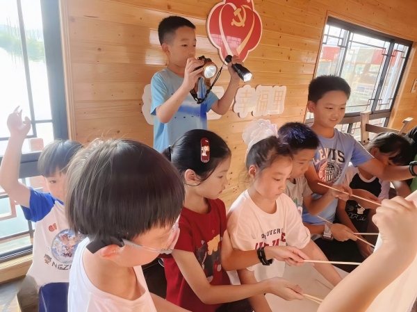 盛泽镇黄家溪村：指尖“塑”皮影 非遗新体验.jpg