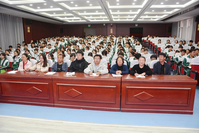 平煤高中“书香悦读 筑梦成长”读书分享会照片2_副本.jpg