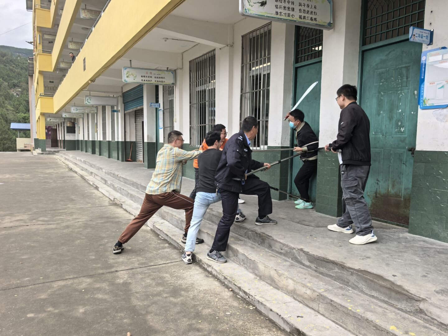 1760488976395754.jpeg 反恐防暴演练2.jpeg