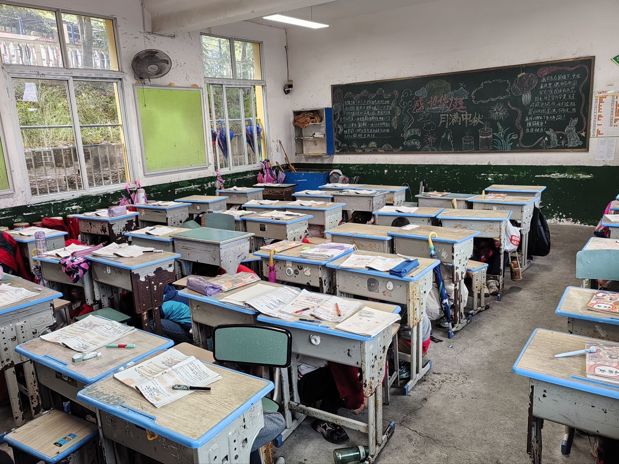 1760488995775013.jpg 教室1(1).jpg