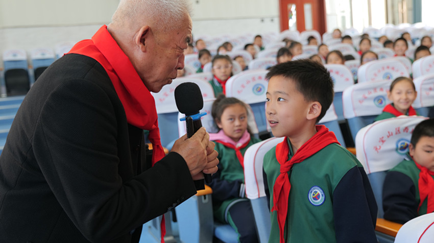 西城小学关工委开展“建队日里忆峥嵘 ‘五老”’红色课堂点亮少年心”活动照片3_副本.jpg