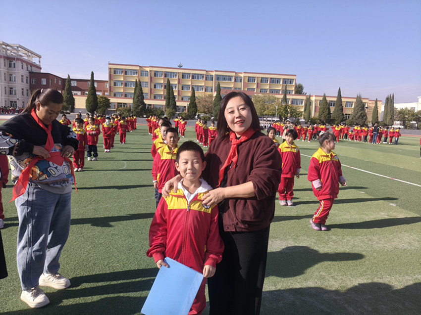 元矿小学”家校携手育新苗 尚美润心共成长“建队日活动照片16_副本.jpg