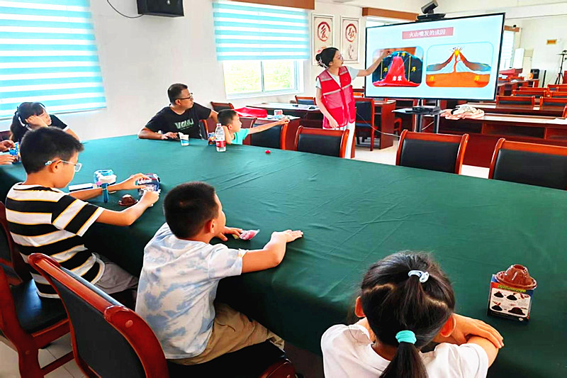江苏省南京市六合区龙池街道刘林村关工委开展“火山喷发”科学实验课(1).jpg