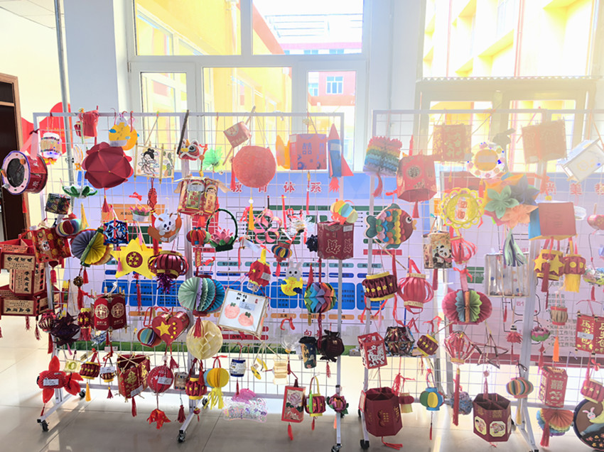 1760943063890515.jpg 元宝山矿区小学“以灯为媒,绘就尚美教育新图景”活动照片7_副本.jpg