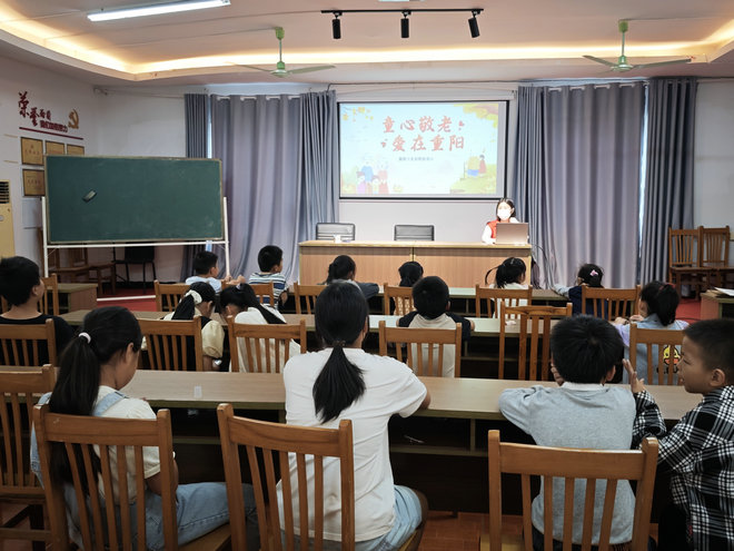 桃源镇青云社区：童心敬老 爱在重阳.png