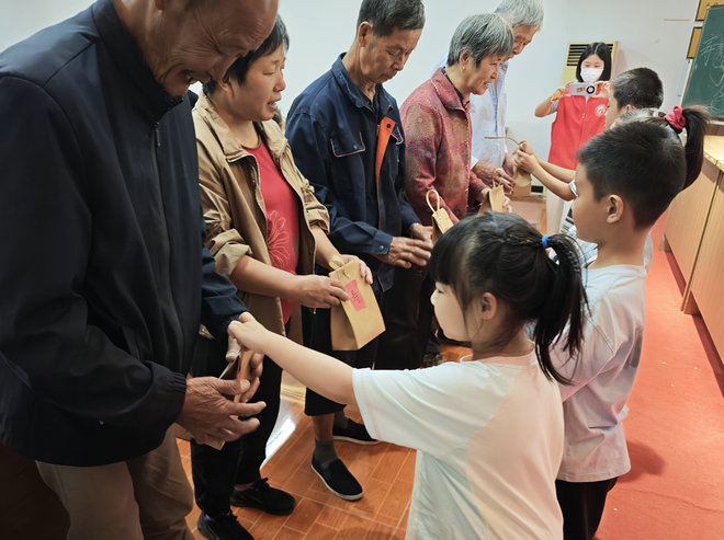 桃源镇青云社区：童心敬老 爱在重阳2.png