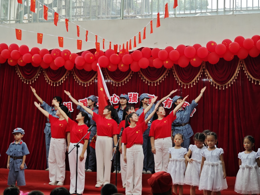 【“祖国放心，强国有我”文艺汇演】师生共同演绎的歌曲《如愿》 (2).jpg