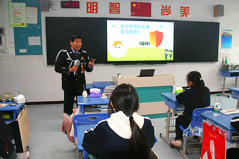 玄武湖街道关工委联合派出所关工站走进校园开展法治宣讲活动(2).jpg