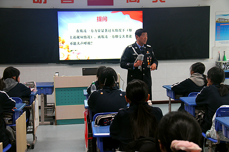 玄武湖街道关工委联合派出所关工站走进校园开展法治宣讲活动(3).jpg