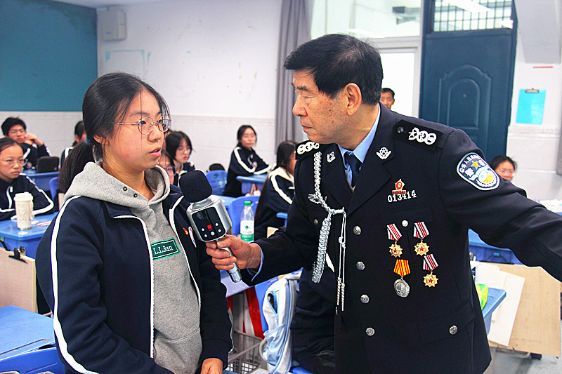 玄武湖街道关工委联合派出所关工站走进校园开展法治宣讲活动(4).jpg