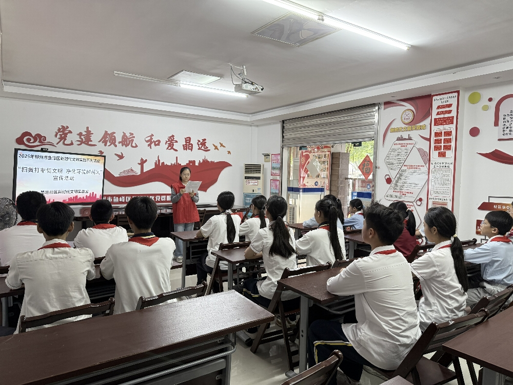 【“扫黄打非促文明 净化环境树新风”宣传活动】志愿者向同学们讲解非法出版物、不良网络信息的危害.jpg