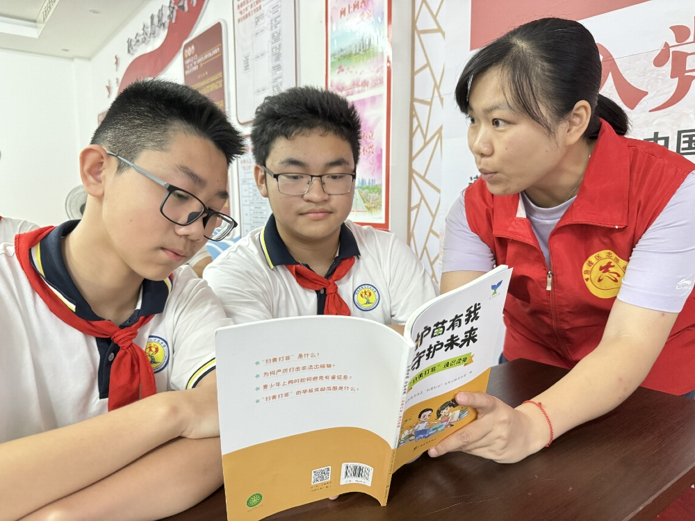 【“扫黄打非促文明 净化环境树新风”宣传活动】志愿者向同学们发放《“扫黄打非”通识读物》宣传手册 (2).jpg