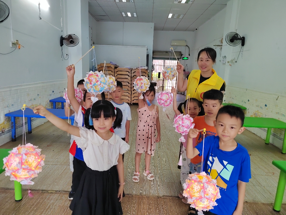 10月20日，广西柳州市鱼峰区蟠龙社区关工小组开展“绣球灯笼映童心&nbsp;巧手传承民族情”活动。2.jpg