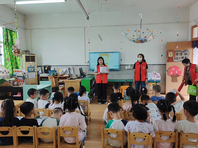 震泽镇镇南社区：推进光盘行动  助力垃圾分类.jpg