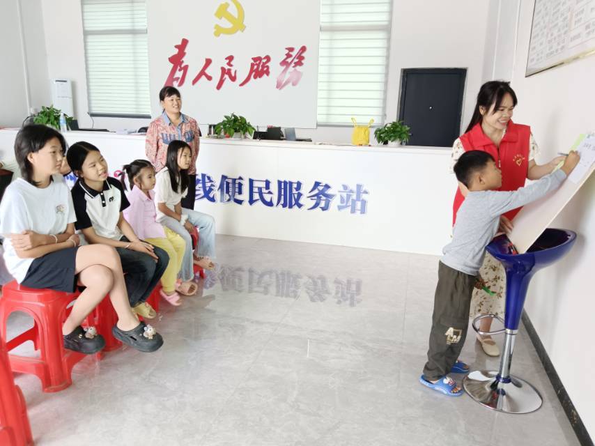 1761125842623664.jpg “五老”志愿者带领留守儿童开展文化趣味活动.jpg