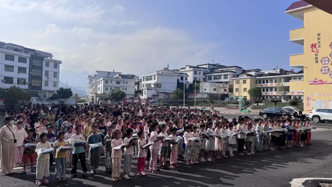 1761126176476108.jpg 校服发放现场.jpg