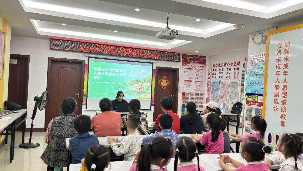 1761128757402136.jpg 广西科技大学生化学院志愿者讲解食品安全相关知识.jpg