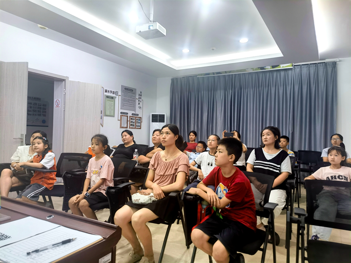 1761180074958877.jpg 宁波市镇海区:九龙湖镇河源社区关工委开展“护苗成长,共筑清朗”——扫黄打非亲子宣讲活动1_副本.jpg