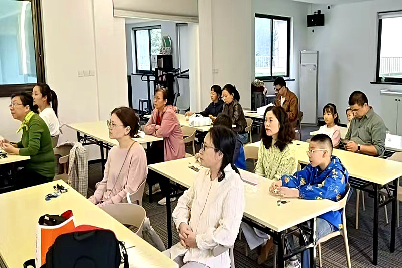 1761259637300825.jpg 江苏省南京市玄武区玄武门街道台城花园社区关工委开展“亲子布艺工坊研学”活动(1).jpg