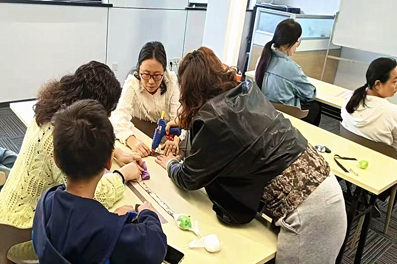 1761259644944003.jpg 江苏省南京市玄武区玄武门街道台城花园社区关工委开展“亲子布艺工坊研学”活动(2).jpg