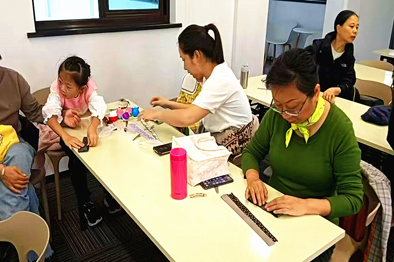 1761259651498119.jpg 江苏省南京市玄武区玄武门街道台城花园社区关工委开展“亲子布艺工坊研学”活动(3).jpg