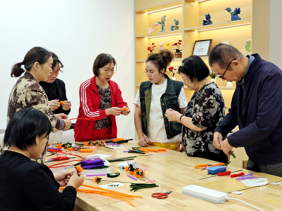 1761267599659669.jpg 2025.10.23 滕山路社区-霜染秋色柿满枝,重阳敬老情更浓2_副本.jpg